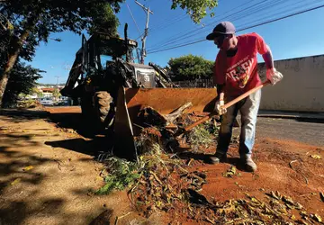 Operação "Bairro Limpo" em Agudos remove mais de 100 caminhões de resíduos semanais