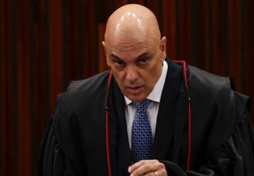 Moraes pede a extradição do jornalista Oswaldo Eustáquio, que está na Espanha e é acusado de "divulgar ataques" contra delegados da PF e "propagar fake news"