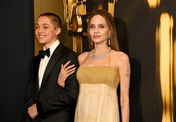 Filho de Angelina Jolie e Brad Pitt faz rara aparição ao lado da mãe