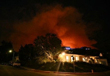 Incêndio em Los Angeles destrói casas de diversas celebridades