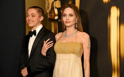 Filho de Angelina Jolie e Brad Pitt faz rara aparição ao lado da mãe