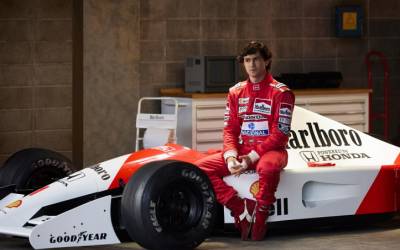 Netflix mostra como Gabriel Leone ficou parecido com Senna em série sobre o piloto