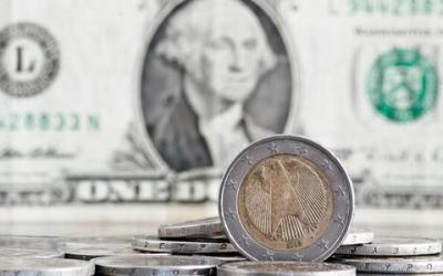 Dólar fecha com 4ª queda seguida