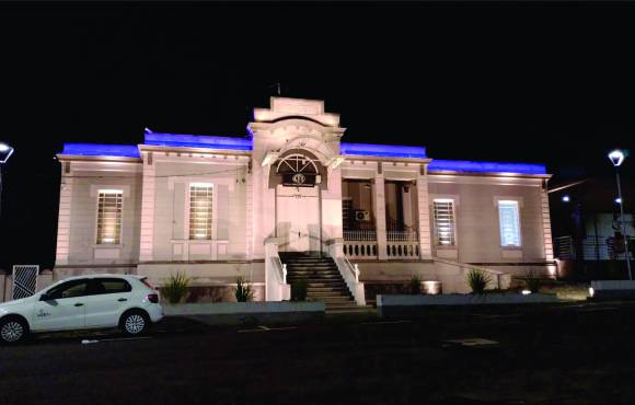 Espaços públicos estão recebendo iluminação cênica especial em Agudos