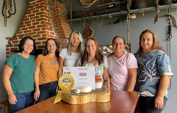 Conheça o porungo de Angatuba, ouro no Mundial do Queijo, vendido à moda antiga